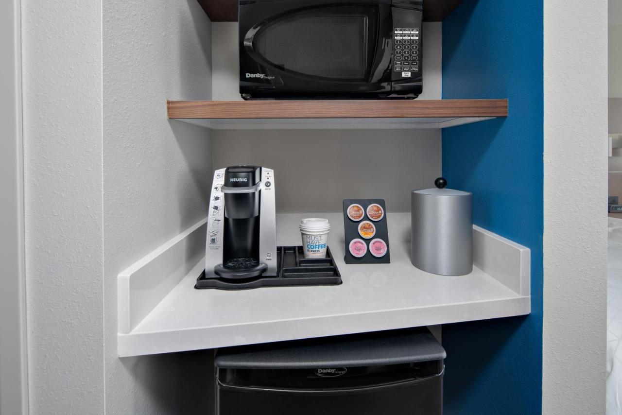 Holiday Inn Express & Suites - Elkhorn - Lake Geneva Area By Ihg Eksteriør bilde
