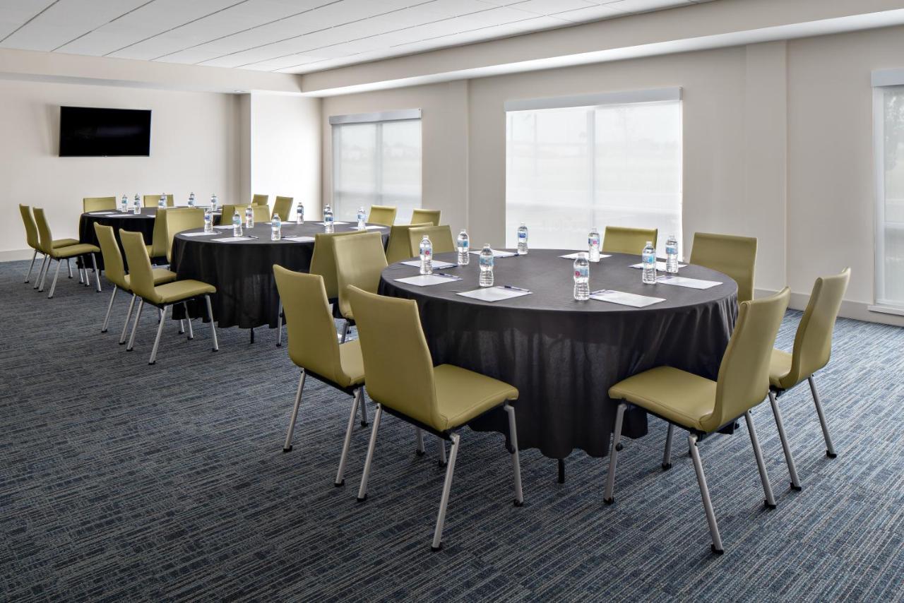 Holiday Inn Express & Suites - Elkhorn - Lake Geneva Area By Ihg Eksteriør bilde