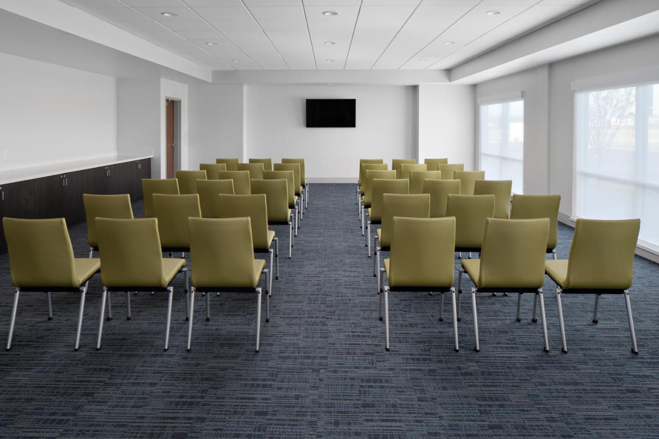 Holiday Inn Express & Suites - Elkhorn - Lake Geneva Area By Ihg Eksteriør bilde