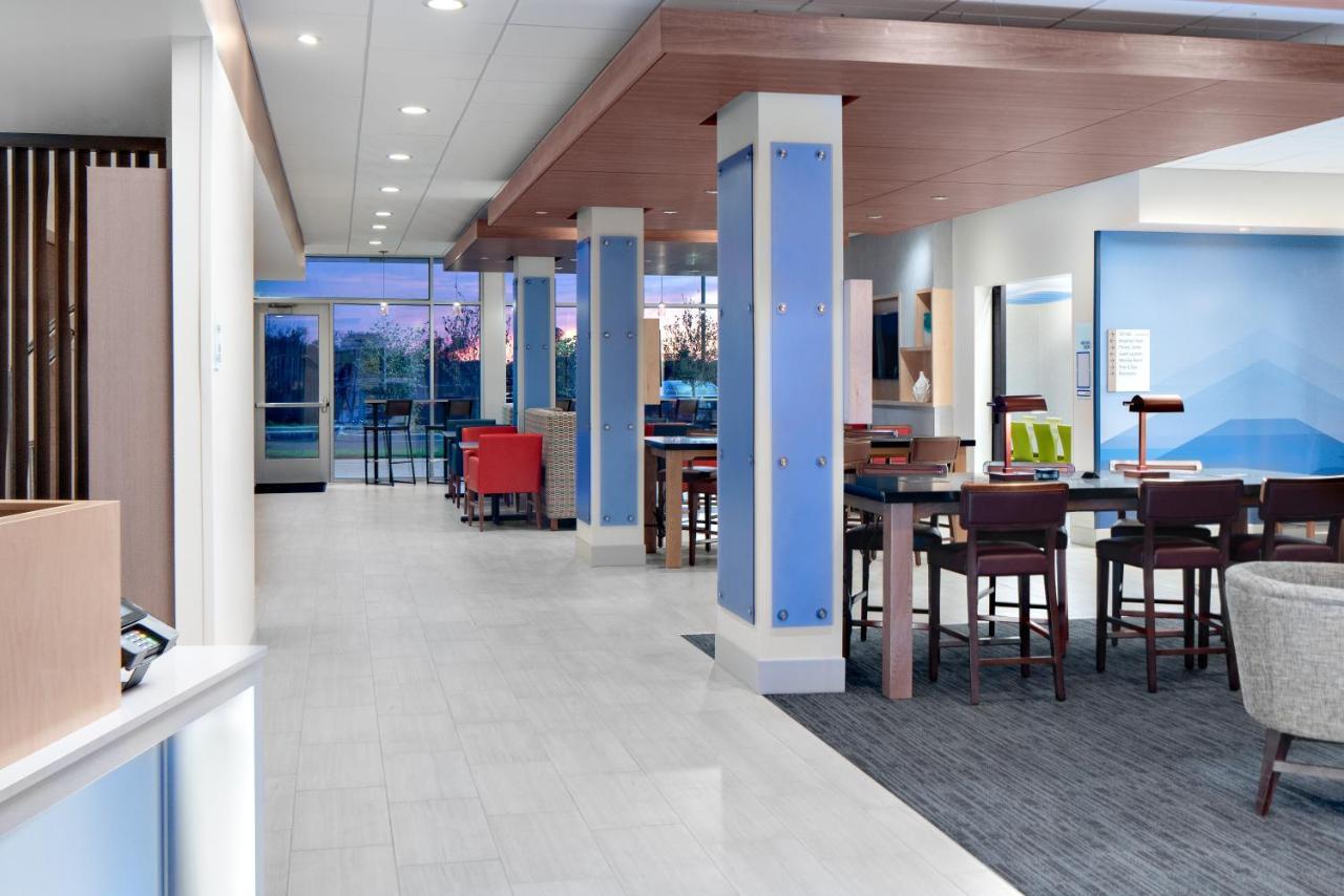 Holiday Inn Express & Suites - Elkhorn - Lake Geneva Area By Ihg Eksteriør bilde