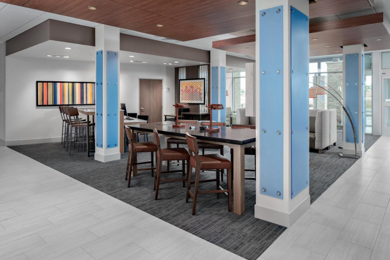 Holiday Inn Express & Suites - Elkhorn - Lake Geneva Area By Ihg Eksteriør bilde