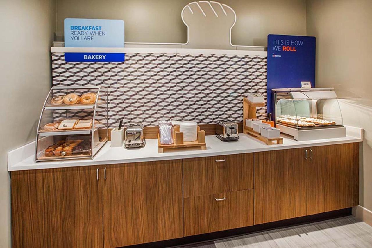 Holiday Inn Express & Suites - Elkhorn - Lake Geneva Area By Ihg Eksteriør bilde