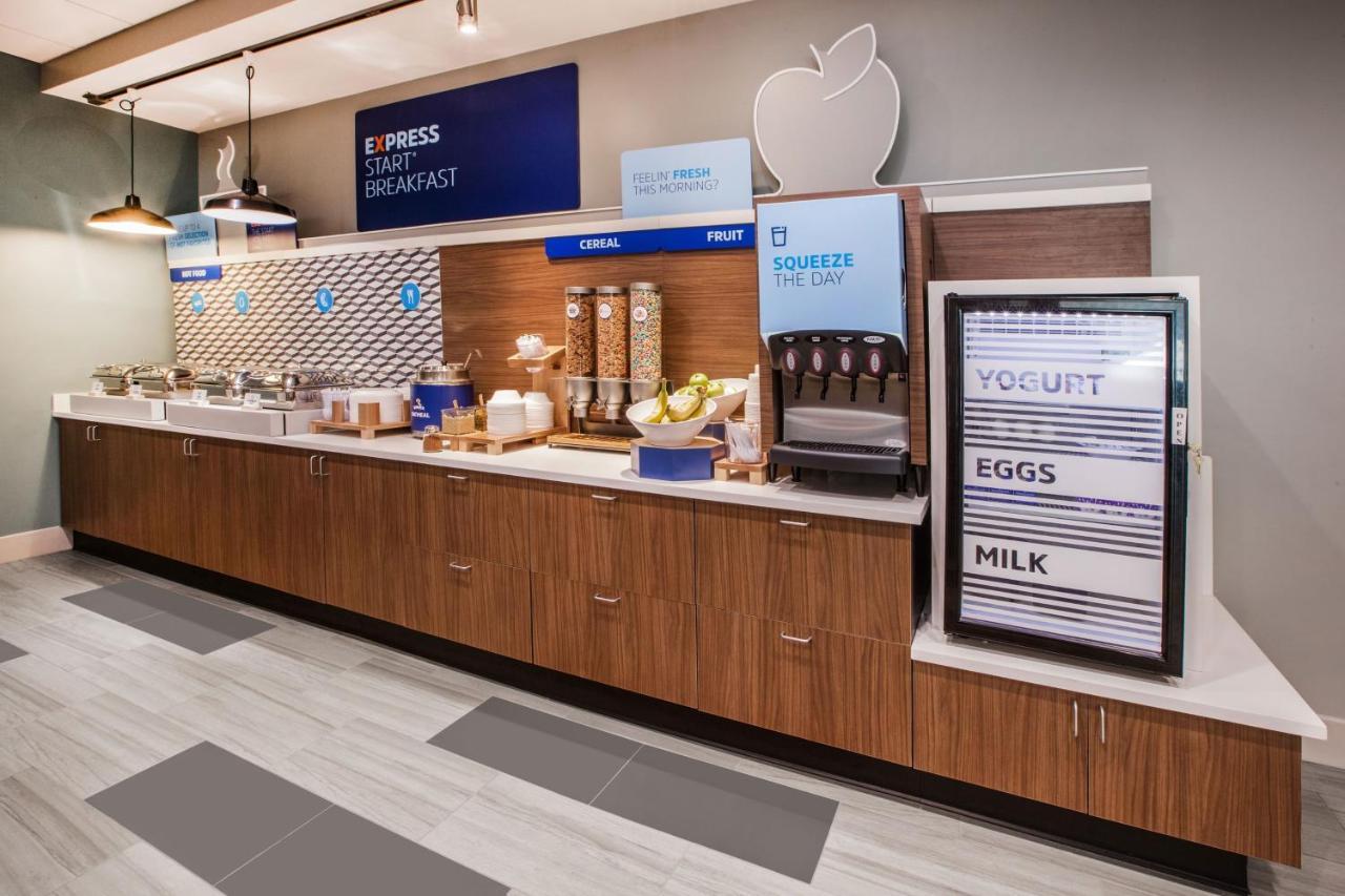Holiday Inn Express & Suites - Elkhorn - Lake Geneva Area By Ihg Eksteriør bilde