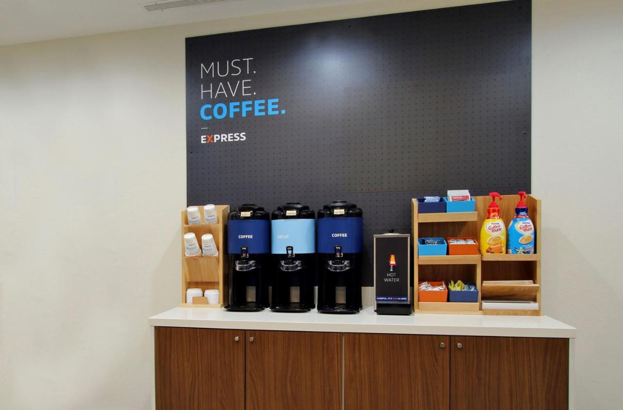 Holiday Inn Express & Suites - Elkhorn - Lake Geneva Area By Ihg Eksteriør bilde